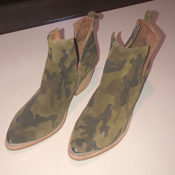 Jeffrey Campbell Shoes - Jefrey Campbell amazing 8 1/2 suede camo booties